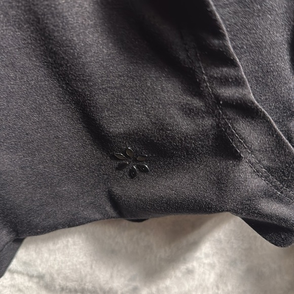 Nine West active pullover top athletic shirt black size Medium thumb hole pocket - Picture 3 of 11